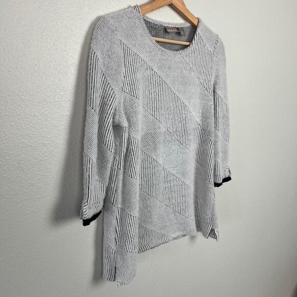 Chico's Diagonal Stripe White Black Fuzzy Soft 3/4 Sleeve Sweater Size 1-Medium - Picture 4 of 8